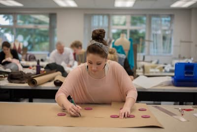 Praxisnahes Lernen steht bei der Wilson School of Design im Vordergrund! Studentin der Wilson School of Design am Arbeiten
