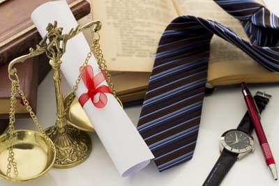 Mit dem Master of Laws bekommt ihr die Chance, eurem Jurastudium den letzten Schliff zu geben! Stockphoto mit Krawatte, Wage und Diplom