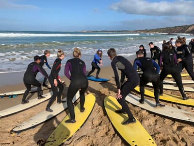 Bevor es mit der Uni so richtig los geht, darf ein Surf-Kurs nicht fehlen! Studenten bei einem Surfausflug an die Great Ocean Road