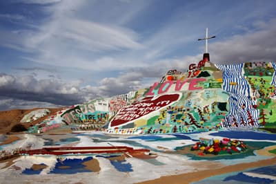 Der Salvation Mountain Ein Hügel übersät mit bunten Ornamenten