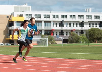 Erfolgreich zum Ziel durch ein Studium an der Deakin University Der Sportplatz der Deakin University in Melbourne