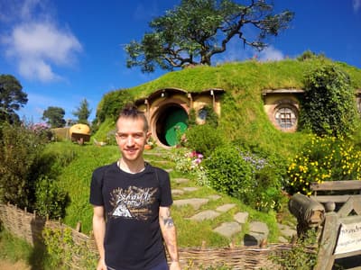 Filmsets zum Anfassen Student vor der Filmkulisse von Bilbo Beutlins Haus aus dem Herrn der Ringe