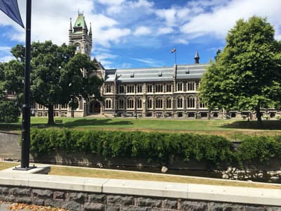 Das Herz der Stadt Der Campus der University of Otago mit seinem charakteristischen Clocktower