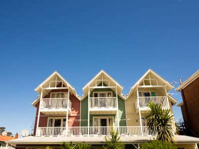 Studentenleben auf Dunedin-Art Bunte Fassade eines hübschen UniFlats-Hauses