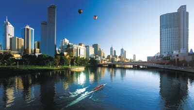 Der Yarra-Fluss schlängelt sich durch die reizvolle Millionenmetropole Melbourne. Blick auf Melbouren mit dem 242 km Yarra Fluss.