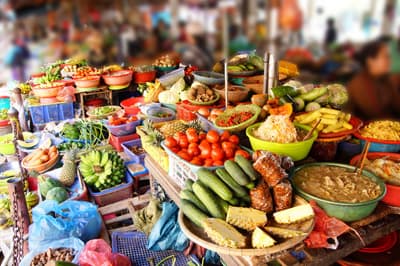 Das zauberhafte Städtchen Hoi An lernst du durch eine Street Food Tour auf authentische Weise kennen. Street Food Markt in Hoi-An.