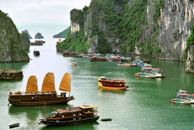Schwimmende Märkte gehören zu den besonderen Highlights einer Reise durch Vietnam. Halong Bucht in Vietnam