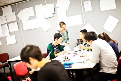 Soft Skills sind heutzutage besonders gefragt. Studierende tüfteln an einem Gruppenprojekt