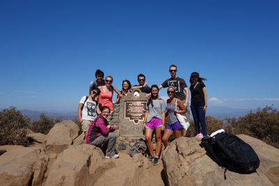 Mit den Aztec Adventure Outings in die schönsten Nationalparks Kaliforniens! Studenten auf einem Wandertrip mit den Aztec Adventure Outings