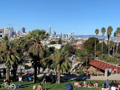Kompakte Großstadt und viel Natur Blick vom Park auf die Skyline San Franciscos.
