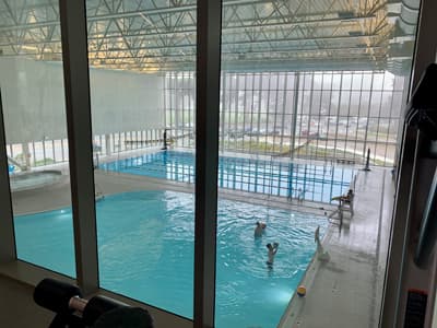 Alles etwas anders... Pools in den sehr modernen gläsernen Wänden des Rec Centers.