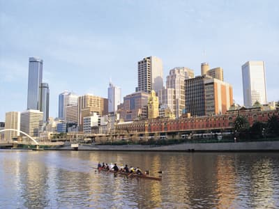 Die Swinburne University of Technology platziert sich regelmäßig in den obersten Rängen zahlreicher Rankings! Der Yarra River in Melbourne