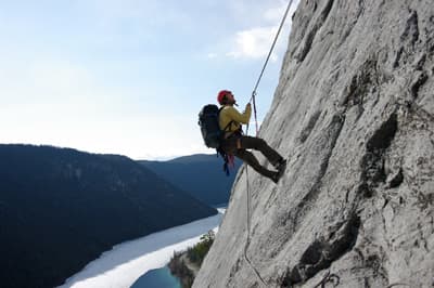 Adrenalin und tolle Panoramen! Student klettert an einer Felswand nahe Kamloops