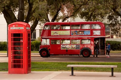 Studentenstadt mit ganz besonderem Flair Alter roter London-style Doppeldecker Bus