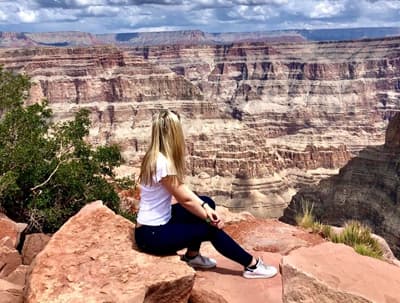 So viel wie möglich von Kalifornien mitnehmen Studentin blickt in den Grand Canyon