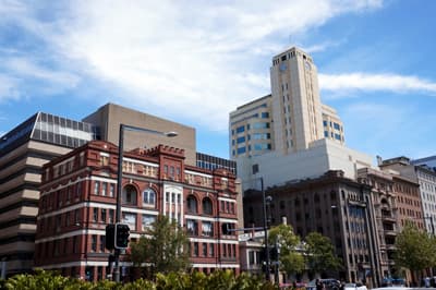 Während der ersten Tage bietet es sich an, sich mit der Hauptstadt South Australias vertraut zu machen. Gebäude in Adelaide