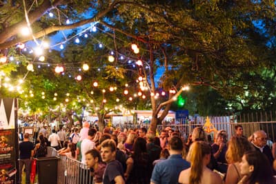 Auf welche Events im Mad March freut ihr euch schon? Feiernde Leute beim Fringe Festival