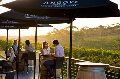 In noch nicht einmal einer Stunde seid ihr im Zentrum der australischen Weingebiete! Leute im Restaurant im McLaren Vale