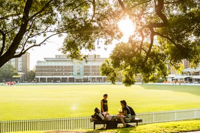 Nicht nur das Studienprogramm der UNSW Sydney ist super - auch das strahlende Wetter! Studierende auf dem Campus der UNSW Sydney