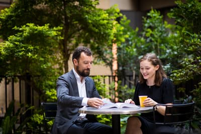 Praktische Erfahrungen plus eine hervorragende Betreuung - eine exzellente Kombination für deutsche Jurastudenten! Dozent und Studentin auf dem Campus der UNSW Sydney.