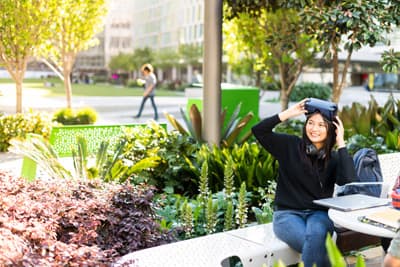 Mit den UTS Startups Richtung Zukunft Student mit VR Brille auf dem Campus