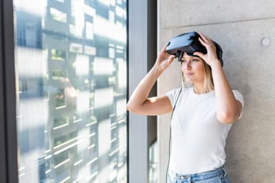 Mit den UTS Startups wird eure Unternehmensidee Wirklichkeit! Studentin mit VR Brille