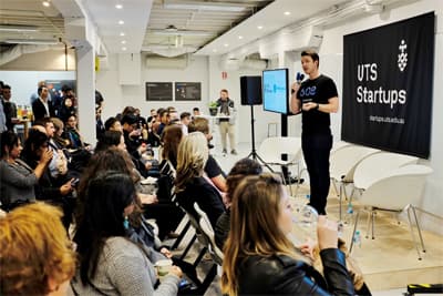 Murry präsentiert den Studenten alle Möglichkeiten, mit welchen sie durch UTS Startups unterstützt werden können! Murray Hurps hält einen Vortrag