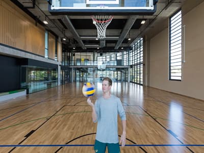 Hier startet eure Karriere in der Sportindustrie! Student mit Basketball an der UTS