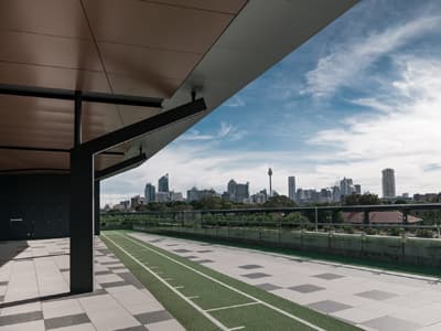 Der Moore Park-Campus bietet seinen Sportstudierenden schier unzählige Möglichkeiten! DIe Freiluft-Laufbahn des Rugby Australia Gebäudes