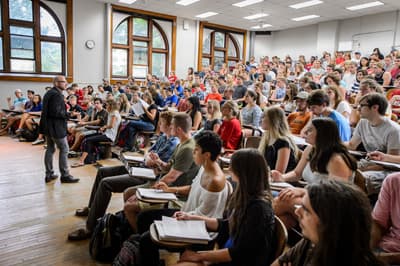Das UW-Madison Political Science Department ist ein leuchtender Stern am akademischen Himmel. Hörsaal der UW-Madison