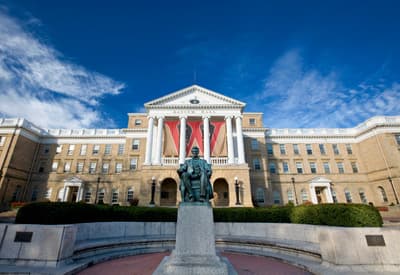 Die Bascom Hall zählt zu den größten Universitäten der USA. Bascom Hall der UW Madison
