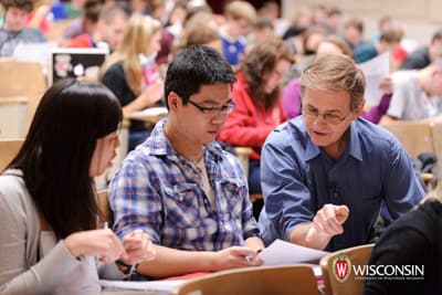 Die lebendige UW-Madison ist gekennzeichnet durch ein offenes Miteinander. Prof mit Studierenden im Hörsaal