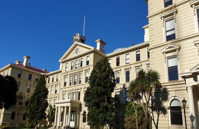 Wer in der Hauptstadt Neuseelands studiert, hat es nicht weit zu den Gerichts- und Regierungsgebäuden der Stadt. Die Law School der Victoria University of Wellington auf dem Pipitea Campus