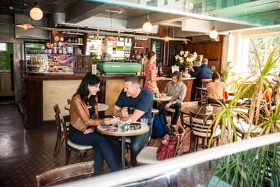 Neben tollen Cafés und Restaurants ist Wellington auch unter Craft Beer-Liebhabern ein Geheimtipp! Menschen in einem Café in Wellington