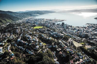 Die Campusstandorte der Victoria University of Wellington liegen super zentral! Wellington aus der Vogelperspektive, aufgenommen vom Campus Kelburn