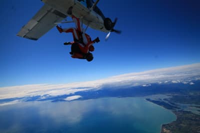 Beim Fallschirmsprung erlebst du ein unbeschreibliches Freiheitsgefühl.. Fallschirmflug in Neuseeland