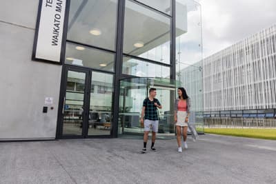 Die School of Management an der University of Waikato bietet herausragende Kurse. Campus der University of Waikato