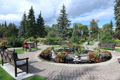 Entspannte Großstadt Idyllisch plätschernder Springbrunnen im blühenden Assiniboine Park