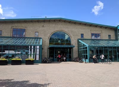 Freizeit-Tipp in Winnipeg Fassade des Forks Market in Winnipeg, einer Markthalle mit Restaurants und Shops