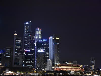 Die Skyline Singapurs verkörpert ihren Status als Finanzzentrum. Skyline Singapore