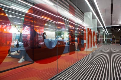 Die Welt von morgen gestalten Blick durch eine mit "Science Centre" beschriftete Glaswand im Science Gebäude der University of Auckland