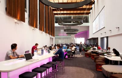 Das MLC Learning Centre Studenten lernen im modernen MLC Learning Center.