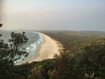 Lieblingsstrand Blick auf den naturbelassenen Tallow Beach in Byron Bay