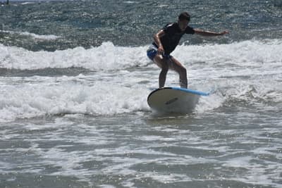 "Schönstes Leben" an der Gold Coast Student beim Surfen