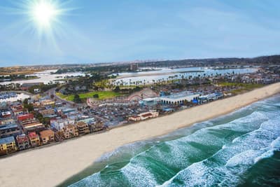 Strandpromenade mit kristallklarem Wasser, Sonne und Palmen in San Diego.