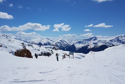 Winterspaß in Whistler Skipiste unter blauem Himmel im Skiresort Whistler.