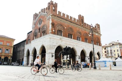 Italienisches Flair in Piacenza Radfahrer auf einem Platz in Piacenza