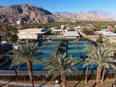 Auch für Spaß und Unterhaltung in eurer Freizeit wird am Campus gesorgt!. Tennisplatz auf dem Campus des COD