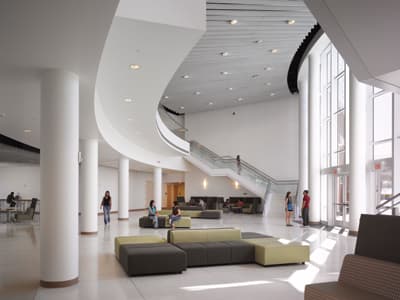 Studieren an einer top Business School Die Lobby des Mihaylo College of Business and Economics ist sehr geräumig, hell und modern.