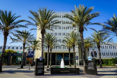 Typisch Kalifornien Springbrunnen und Palmen vor dem modernen Campus der CSUF